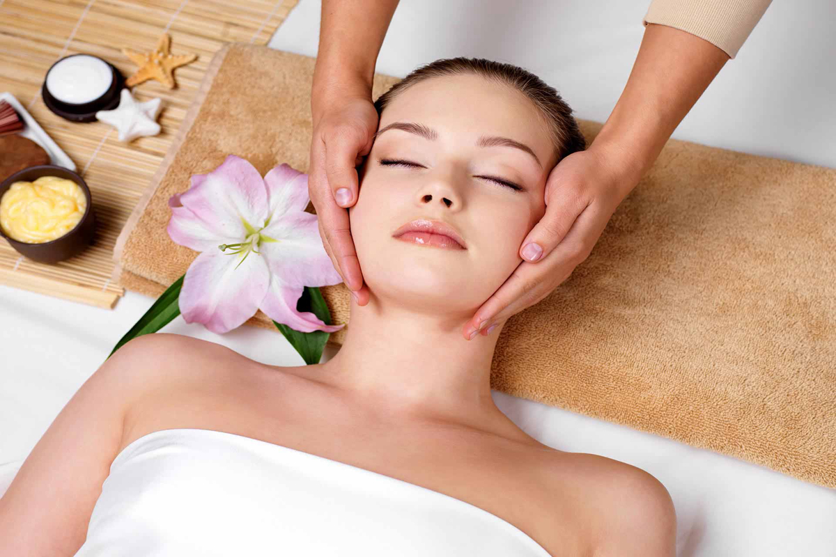 massage-nang-co-mat-cho-khach Massage Nâng Cơ Mặt Cho Khách